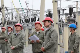 国网宜昌数字化工作部 安全拆除220KV郭家岗变微波铁塔图片