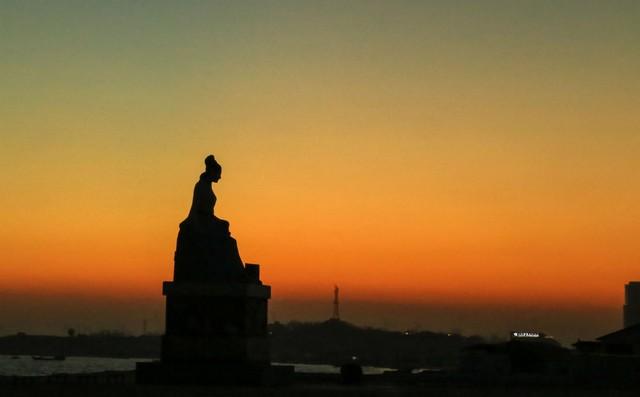 新婚3天丈夫抓去修长城，孟姜女哭倒长城殉情