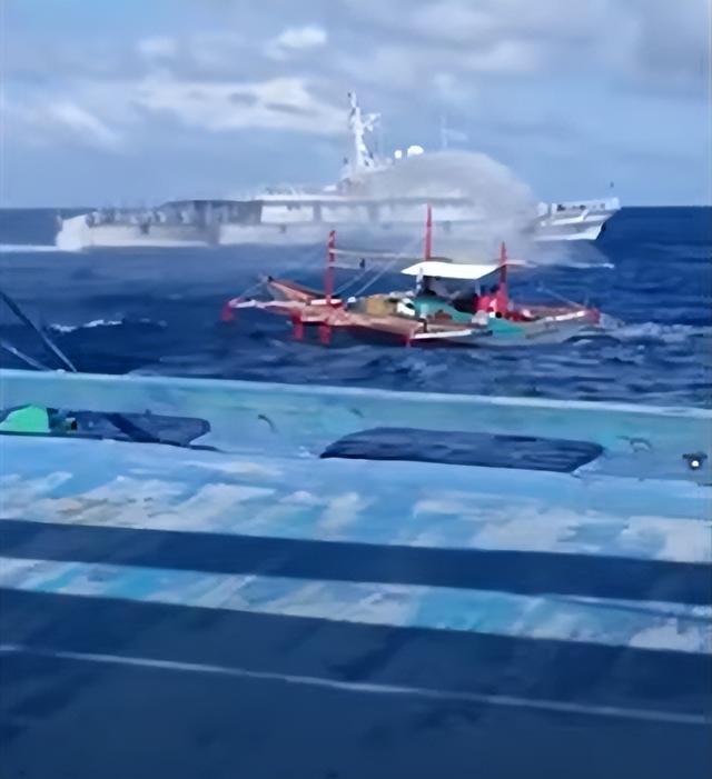 菲船仙宾礁持刀挑衅，中国海警水炮横扫	，小马科斯想用血留住美国