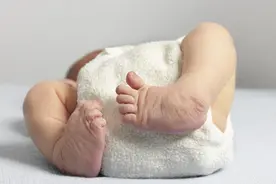 新生儿小腿骨头是弯的，是什么疾病吗？该怎么治疗？图片