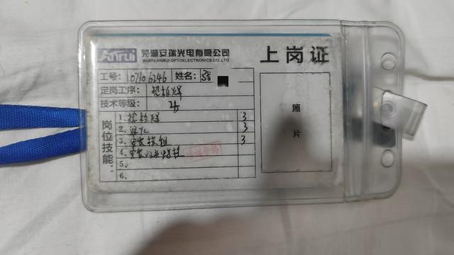 25岁男子从34楼跳下身亡，家属称“请辞照顾母亲领导不批，误工一天要扣3天工资”	，公司否认：没有不批