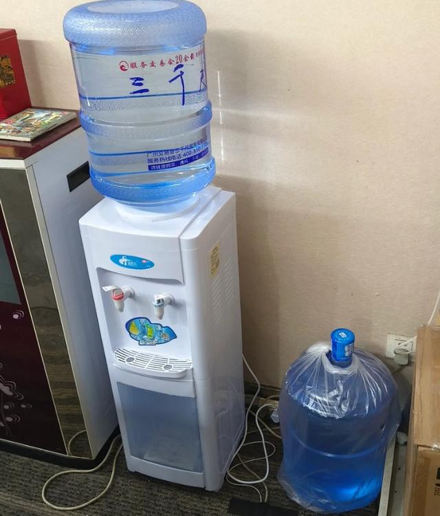 放桶装水的“饮水机”，为什么很少见了？网友：沦为时代的眼泪