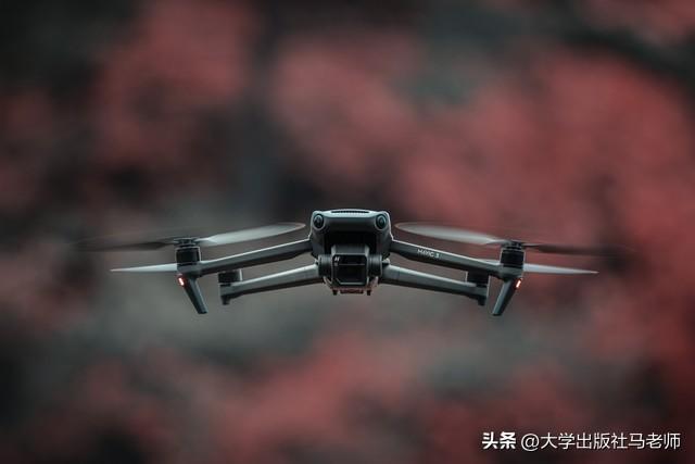 从废墟到苍穹——大疆四十年，把“不可能”写成“必须飞”