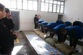 看守所出来，揭秘看守所的真实生活图片