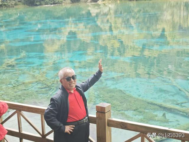 丁怀华：《神奇九寨沟 人在画中游》