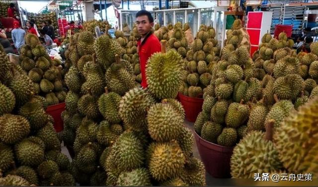 泰国大量水果腐烂，因为摊上的中文标语，中国游客:自己留着吧