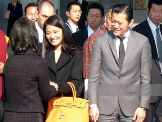 不丹佩玛王后置装费逐年上涨，披四爪龙披肩，拎爱马仕穿贝嫂高定