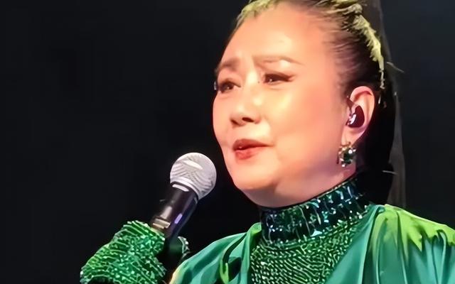 78岁连路都走不稳还开演唱会，全网骂声一片	，她却扬言回馈粉丝