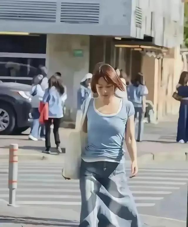 马伊琍现身上海街头，年近五十初看显老像大妈，细看气质犹存