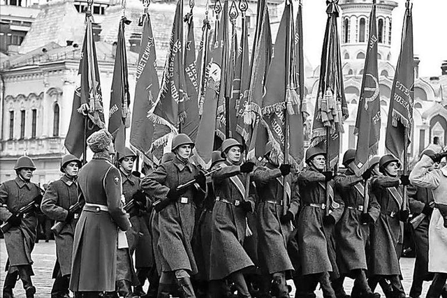 张召忠：美国就算一动不动，中国20年也追不上	，中美差距那么大？