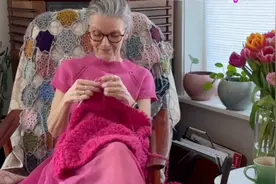 人到中年：54岁编织奶奶教你拒绝中年油腻图片