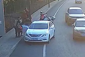 浙江一男子开车回家途中帮忙救人，定睛一看竟是自己老婆！图片