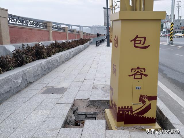 夜色里的神木市河堤，隐藏着不显眼的危险