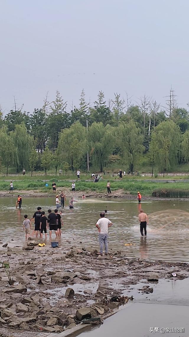 郑州的雨并不都是强降雨，是分散性的，只有个别地方有积水的情况