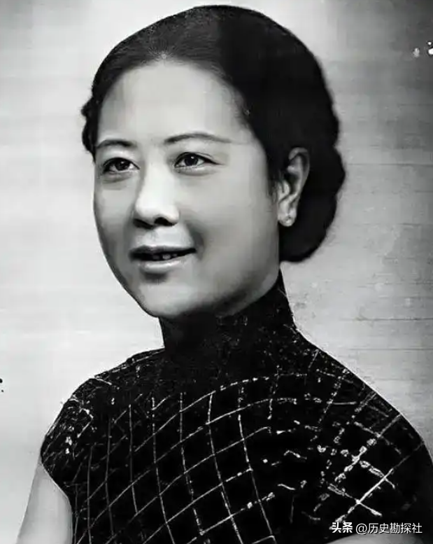 91岁于凤至美国豪宅留影，满头白发面容消瘦，苦等张学良50多年