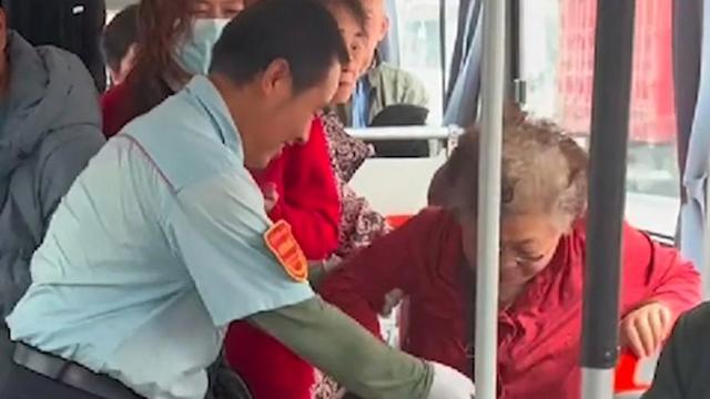 警方通报多名乘客在飞机上打架