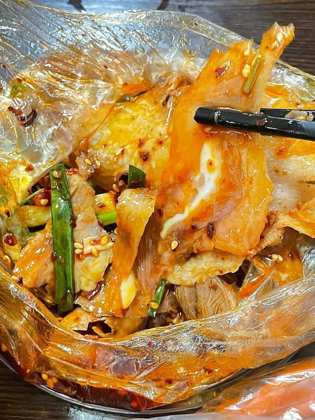 比西昌人少，比昆明更近！高铁直达20℃小众春城，赏花摘果泡温泉！3元草莓吃到撑~