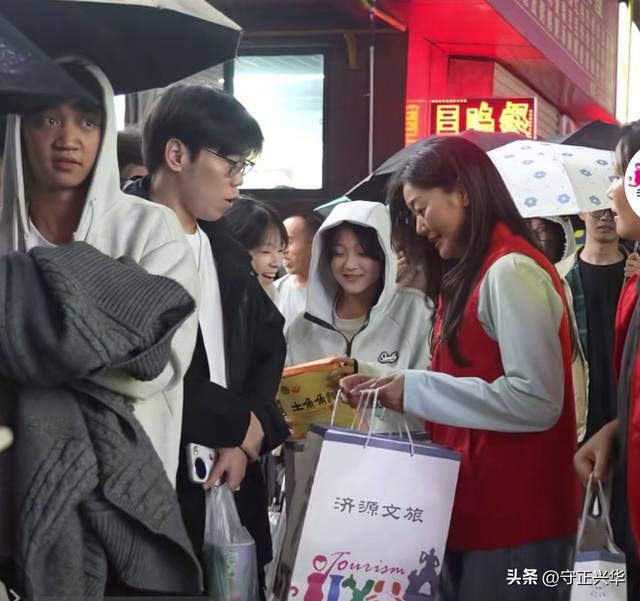 雨中等炒粉袋里藏心意——济源文旅送礼上门这波热度接得漂亮