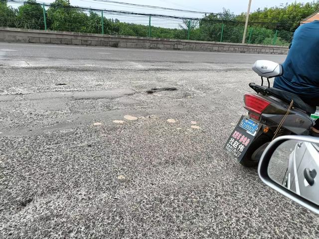 全国百强县河南新郑市，一条省道坑坑洼洼10公里无法行走