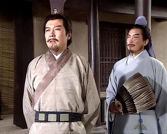 荆州，庞统主张放弃，诸葛亮则力主必占，两人的军事水平高下立见