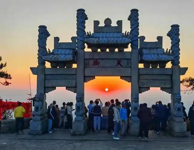 山东省16个地级市，面积、人口、GDP、5A景区、高校等数据比较