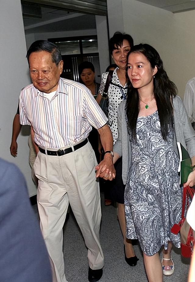 杨振宁猝然离世，临终状态曝光，翁帆25字表心情，难怪相爱20年