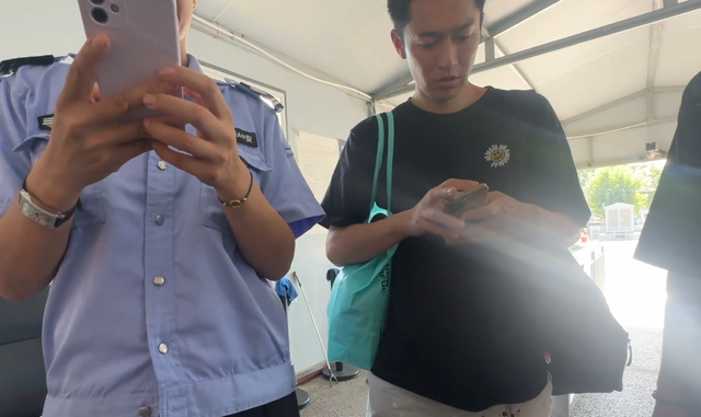 日本人带叔叔逛旅顺日俄监狱，看刑具落泪，道出日回避侵华原因