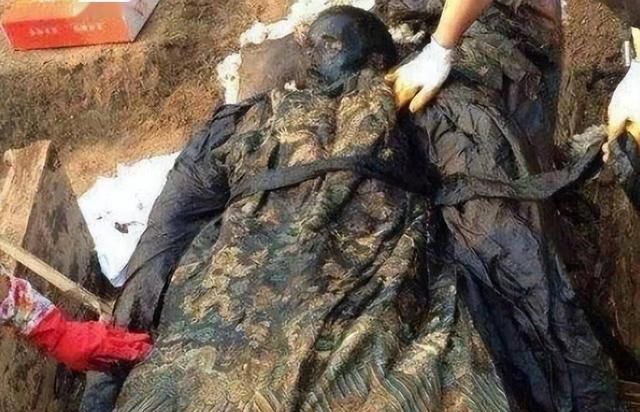 2006年，北京挖出龙袍干尸，留明朝发髻却穿大清龙袍，他是谁？