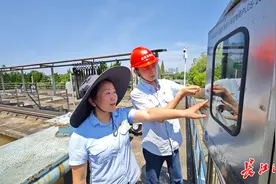 高温嘈杂中明辨细微隐患，供水“安全员”每日近50次攀登生产池图片