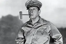 1962年，82岁麦克阿瑟听闻印度对中国开战，一番犀利评论直戳要害图片