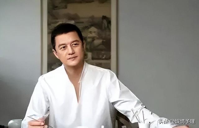 53岁李亚鹏现状：公司狂赚70亿，却住乡下吃野菜，小娇妻不离不弃