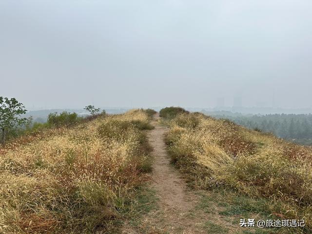 走进汉长陵，刘邦与吕后的封土遥相呼应，63座陪葬墓绵延15里