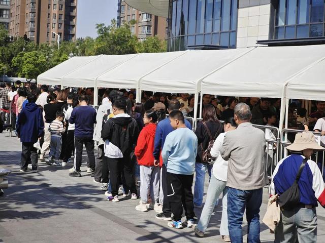 胖东来不是景区却胜似景区！网友：国庆假期，超市比 5A 景区还挤！