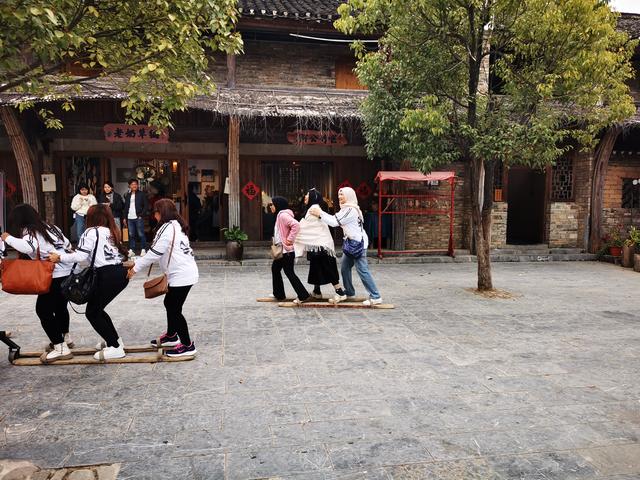 旅游业变迁：从桂林外宾团减少到本地网红化现象的结构性转变
