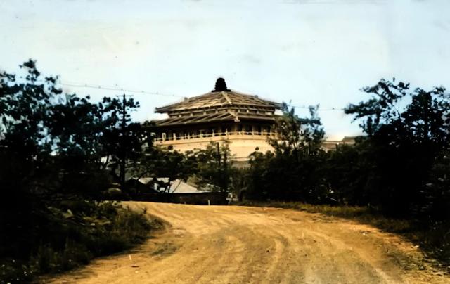 1939年的武汉大学：行政楼前站着日本护士，操场上游荡着鬼子伤兵