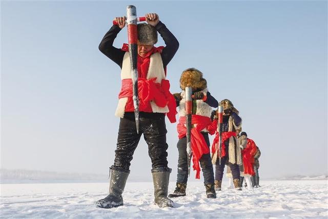 大黑河上采“头冰” 开启欢乐冰雪节