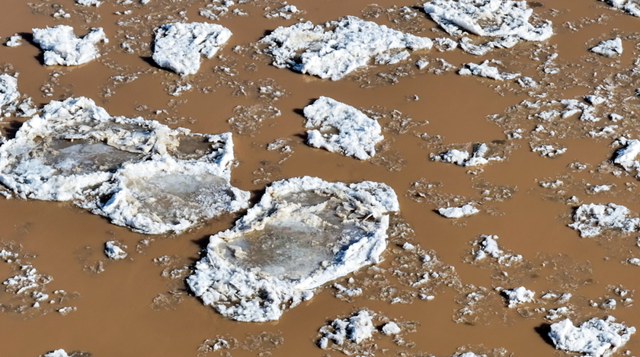 冬日奇观！落日流凌为黄河披上幻彩霓裳