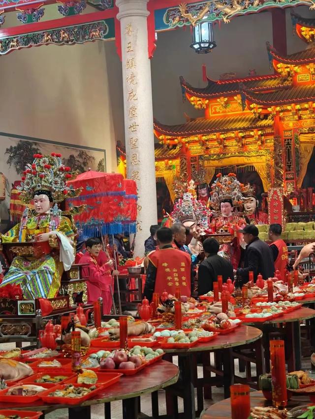 年轻人挤满福州看游神，有人连看五场，有人“求”离家近好工作