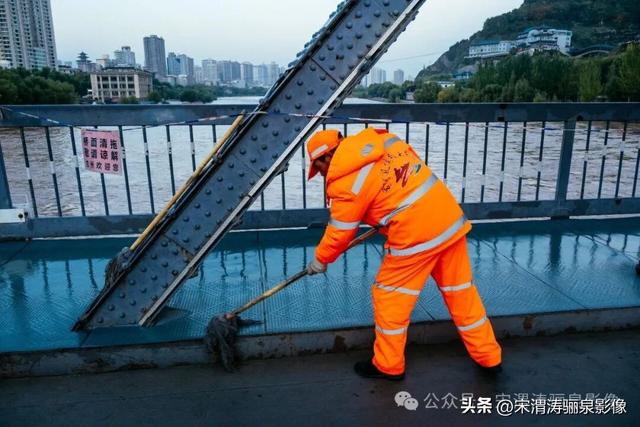 甘肃兰州：兰州两日游之兰州黄河铁桥中山桥夜景醉人 大气磅礴