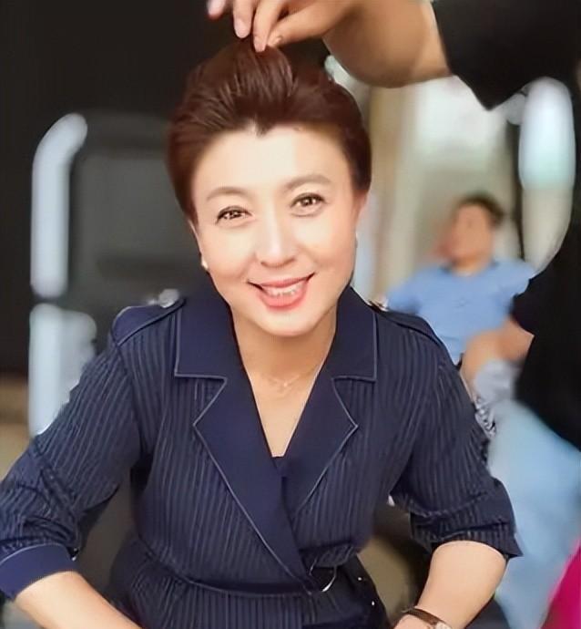 过气明星有多惨：农村走穴，穷到只剩100万，摆摊还债，体面呢？