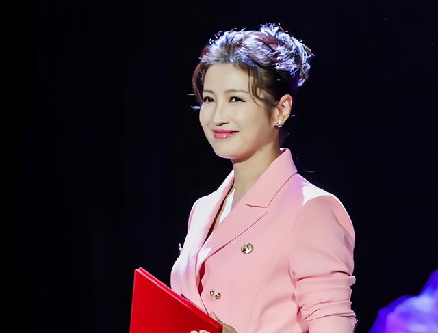 春妮没想到，丈夫刚强出席阅兵解说没多久，6岁儿子又给自己争光