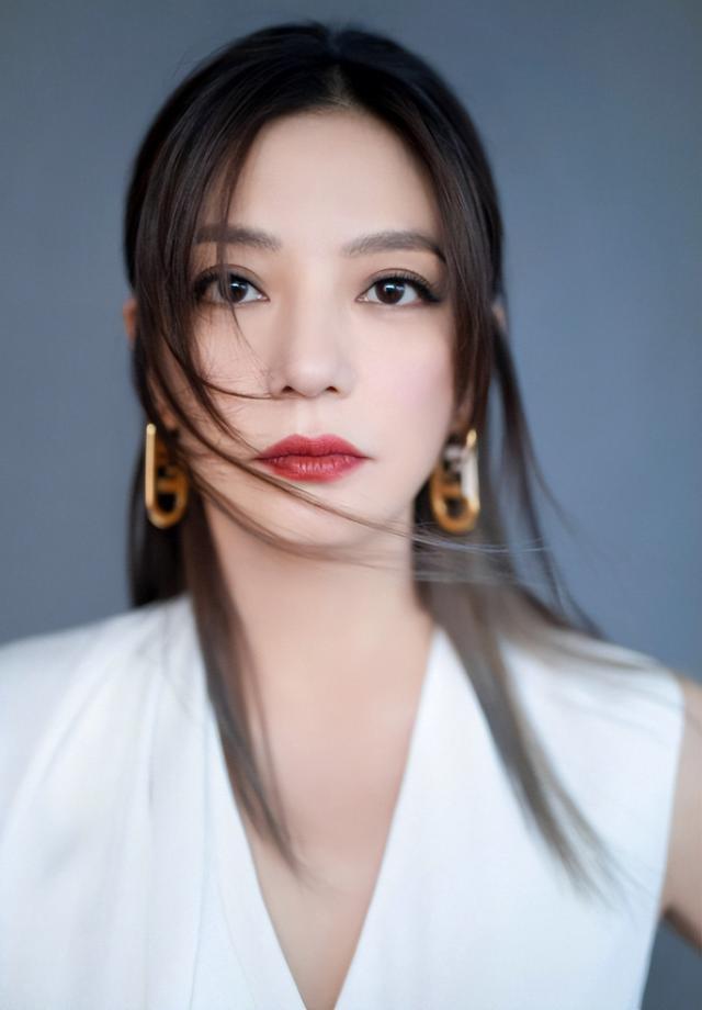 黄晓明公开点名才几天，赵薇近况接连曝光，有一点4年前就注定