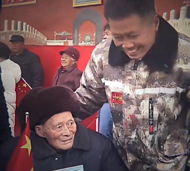 河南也有北京“天安门	”，太火了乡村画家吴承言。