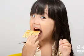 从小让吃零食，和被禁止吃零食的孩子，长大后差距有多大？图片