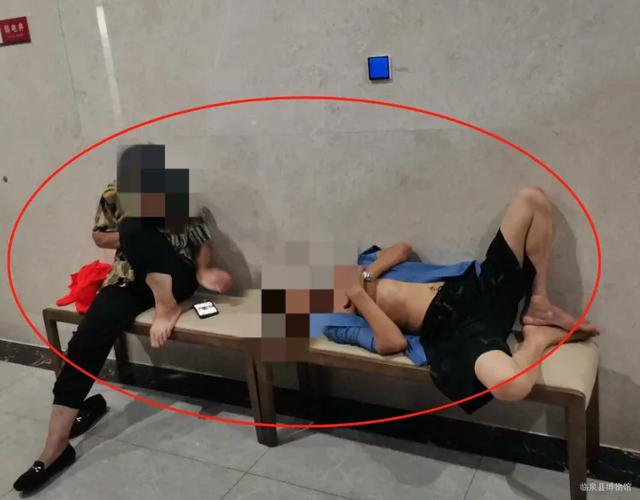 多名孩子闯进博物馆禁区，家长在旁鼓励：拍张照！