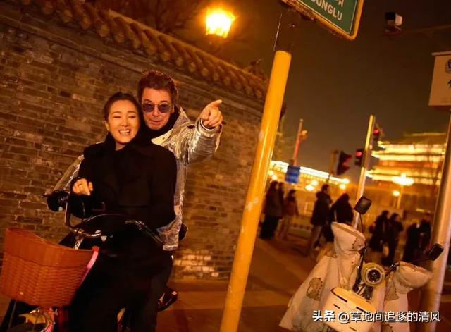 59岁的巩俐和77岁丈夫北京街头游客照，幸福又温馨的样子！ ​​​