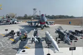 歼-10C展示穿梭轰炸，巴军亮出四支铁拳头，印度担心被前后夹击图片