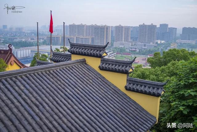临崖而建的萧山福庆寺,来历有点神秘却香火旺盛,当地影响力甚广