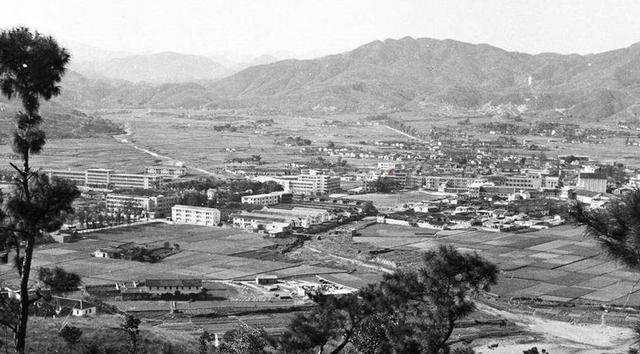 看完1992年云南武警平远扫黑，就明白收复台湾必须使好一张底牌