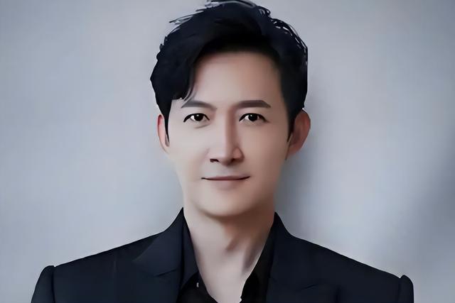 和蒋欣相恋多年，他转身娶了小4岁娇妻，如今妻子和他红透半边天